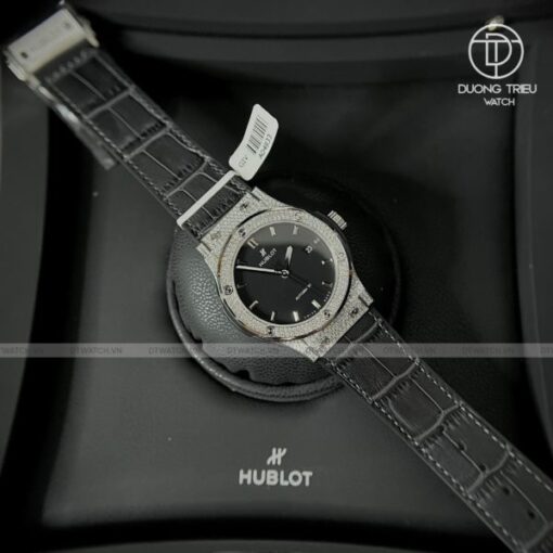 Đồng hồ Hublot Classic Fusion 42mm Dial Black Full kim cương tự nhiên