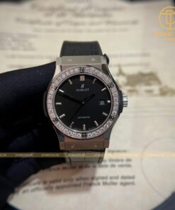 Đồng hồ Hublot Classic Fusion mặt đen 42mm viền kim moissanite rep 1 1